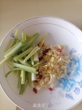 油豆腐炒芹菜的做法步骤：3