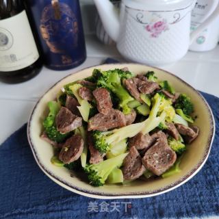 肉丸炒西兰花的做法