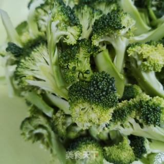 肉丸炒西兰花的做法步骤：1