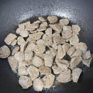 肉丸炒西兰花的做法步骤：3