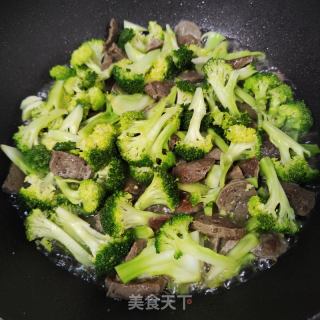 肉丸炒西兰花的做法步骤：4