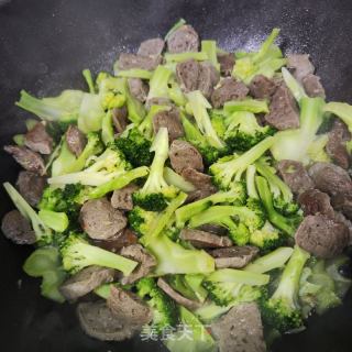 肉丸炒西兰花的做法步骤：5