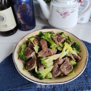 肉丸炒西兰花的做法步骤：7