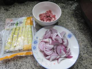 肉丝洋葱炒野山笋的做法步骤：1