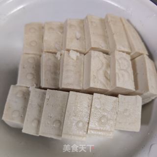 鲈鱼炖豆腐的做法步骤：2