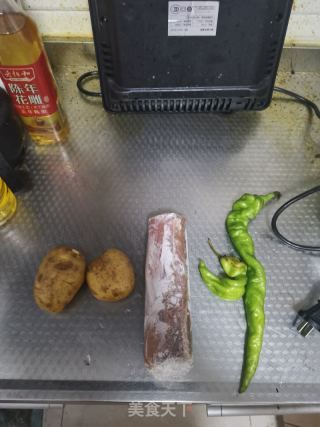 青椒土豆炒肉片的做法步骤：1