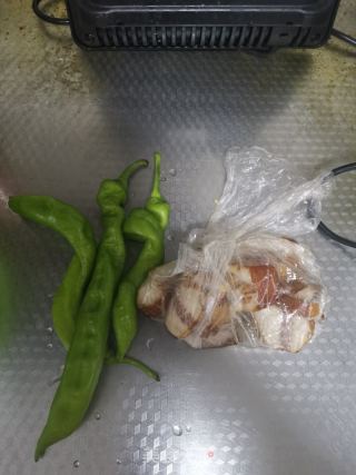 尖椒炒腊肉的做法步骤：1
