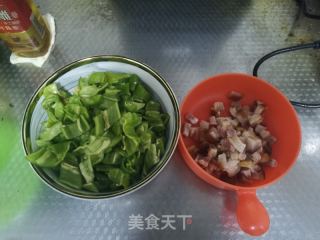 尖椒炒腊肉的做法步骤：2