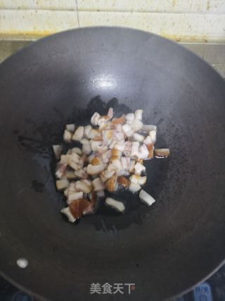 尖椒炒腊肉的做法步骤：3