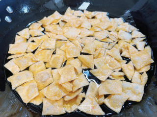 饺子皮锅巴的做法步骤：5