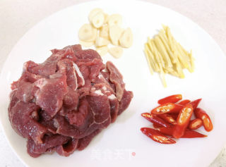 西芹炒牛肉（减肥版）的做法步骤：1
