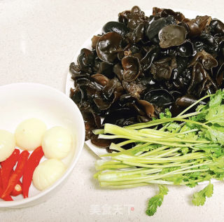 凉拌木耳的做法步骤：1