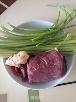 芹菜炒牛肉的做法步骤：1