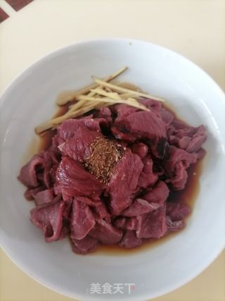 芹菜炒牛肉的做法步骤：2