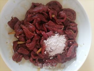 芹菜炒牛肉的做法步骤：3