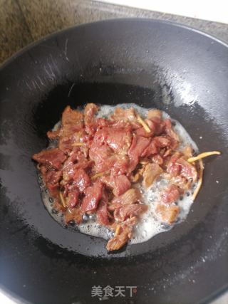 芹菜炒牛肉的做法步骤：4