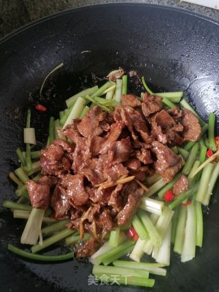 芹菜炒牛肉的做法步骤：6