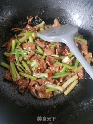芹菜炒牛肉的做法步骤：7