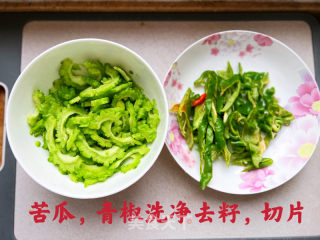 青椒炒苦瓜的做法步骤：1