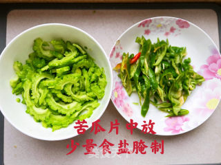 青椒炒苦瓜的做法步骤：2