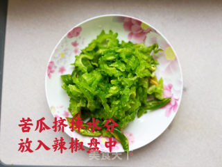 青椒炒苦瓜的做法步骤：3