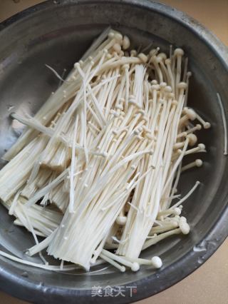 凉拌金针菇洋葱丝的做法步骤：1