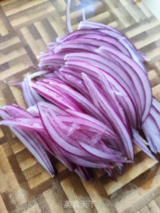 凉拌金针菇洋葱丝的做法步骤：2