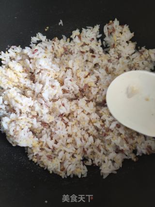 虾仁蛋炒饭的做法步骤：2