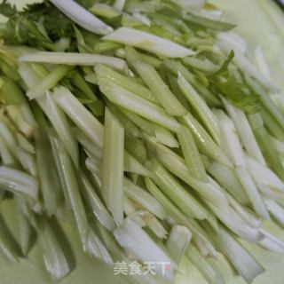香干炒香芹的做法步骤：1
