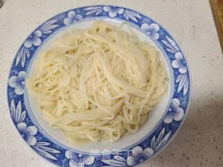茄子洋葱鸡蛋捞面的做法步骤：5