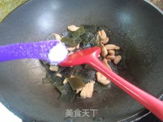 鸡胸肉炒海带的做法步骤：10
