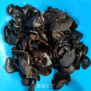虾仁炒时蔬的做法步骤：2