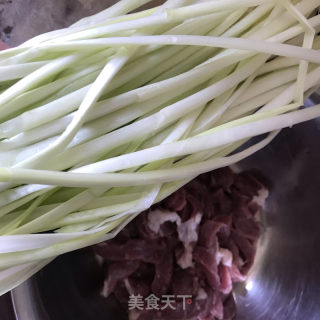 韭黄牛肉水饺的做法步骤：2