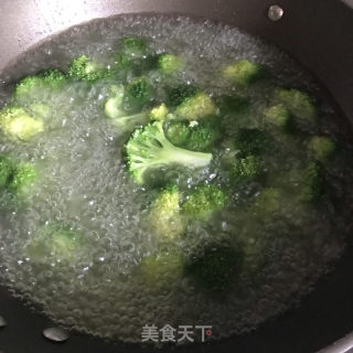 凉拌西兰花的做法步骤：1