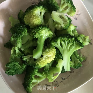 凉拌西兰花的做法步骤：2