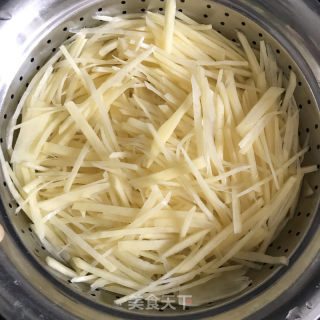 青椒炒土豆丝的做法步骤：1