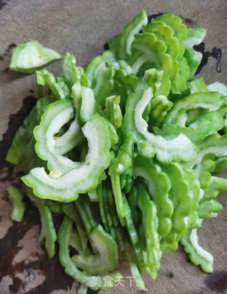 麻酱苦瓜的做法步骤：1