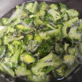 虾仁炒西兰花的做法步骤：2