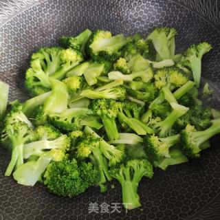 虾仁炒西兰花的做法步骤：4