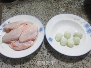 鸡翅中包鹌鹑蛋的做法步骤：1