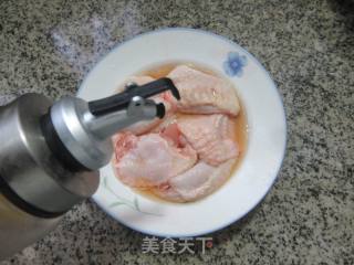 鸡翅中包鹌鹑蛋的做法步骤：2