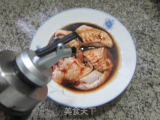 鸡翅中包鹌鹑蛋的做法步骤：3