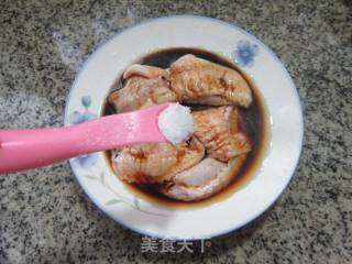 鸡翅中包鹌鹑蛋的做法步骤：4