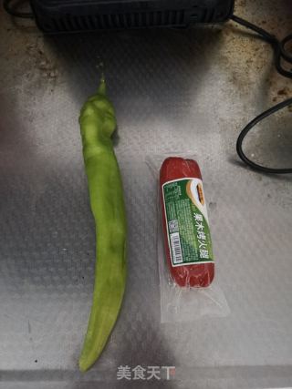 尖椒炒火腿的做法步骤：1