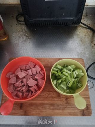 尖椒炒火腿的做法步骤：2