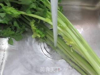 黑木耳炒芹菜的做法步骤：2