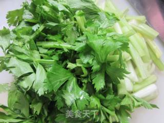 黑木耳炒芹菜的做法步骤：3