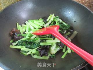 黑木耳炒芹菜的做法步骤：9