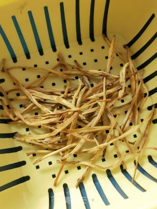 黄花菜牛肉丸汤的做法步骤：1