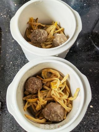 黄花菜牛肉丸汤的做法步骤：5
